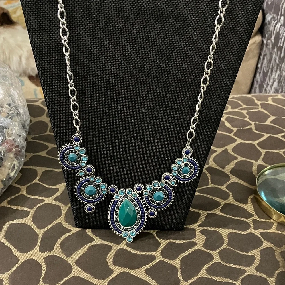 Premier Designs Silver and Blue Necklace - Picture 3 of 3